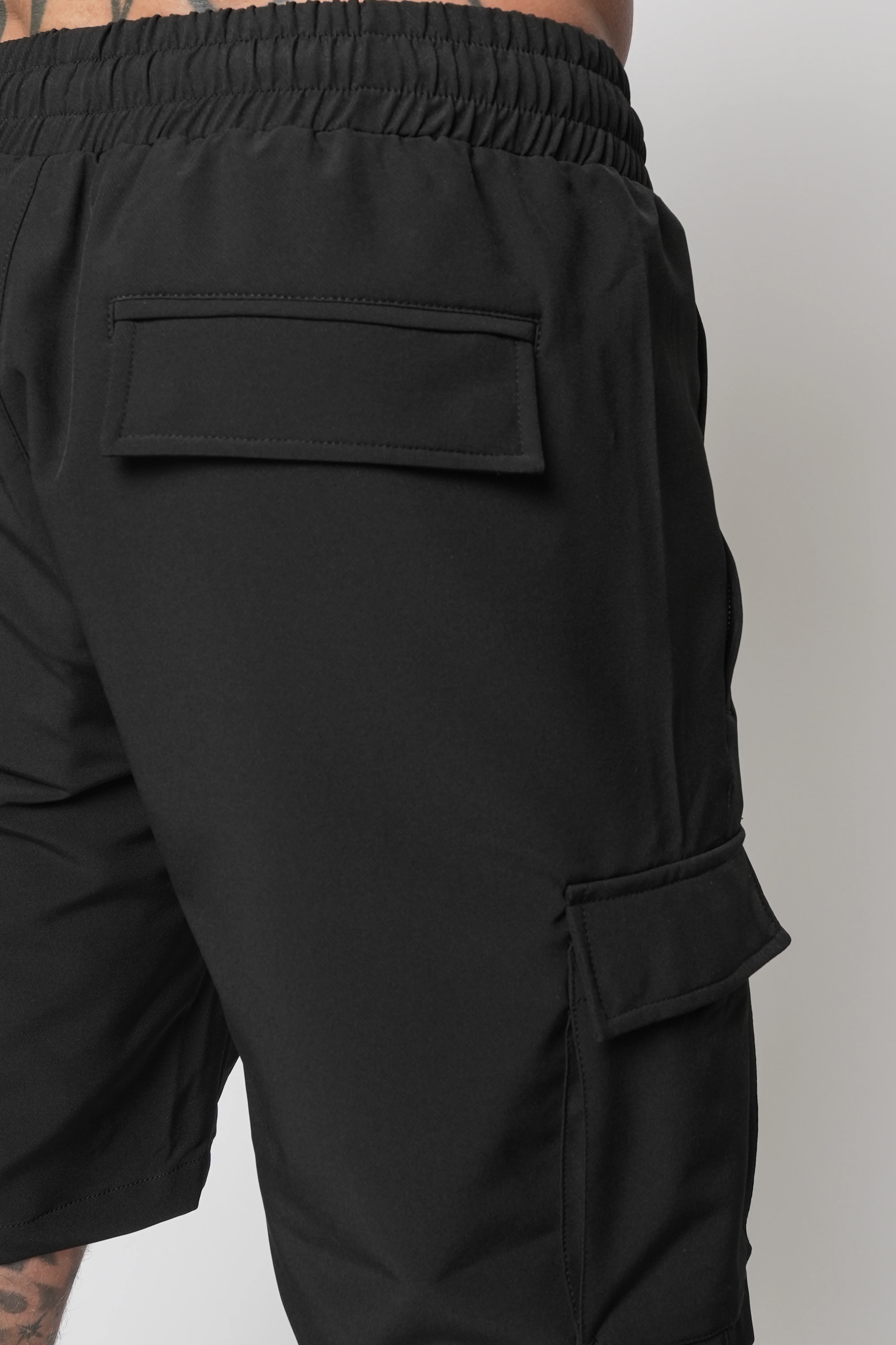 LUXE BLACK CARGO SHORT - Image 2