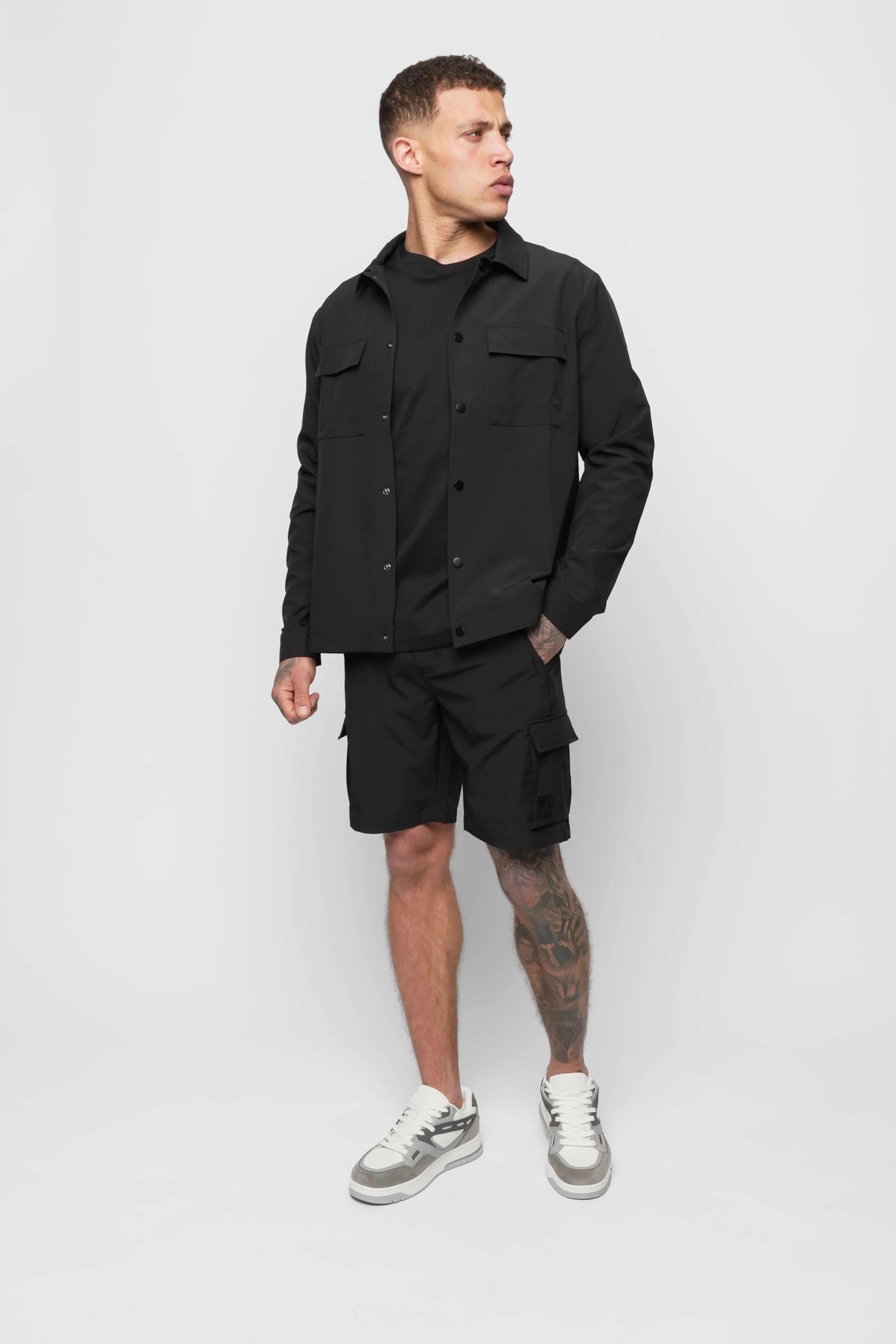 LUXE BLACK CARGO SHORT - Image 4