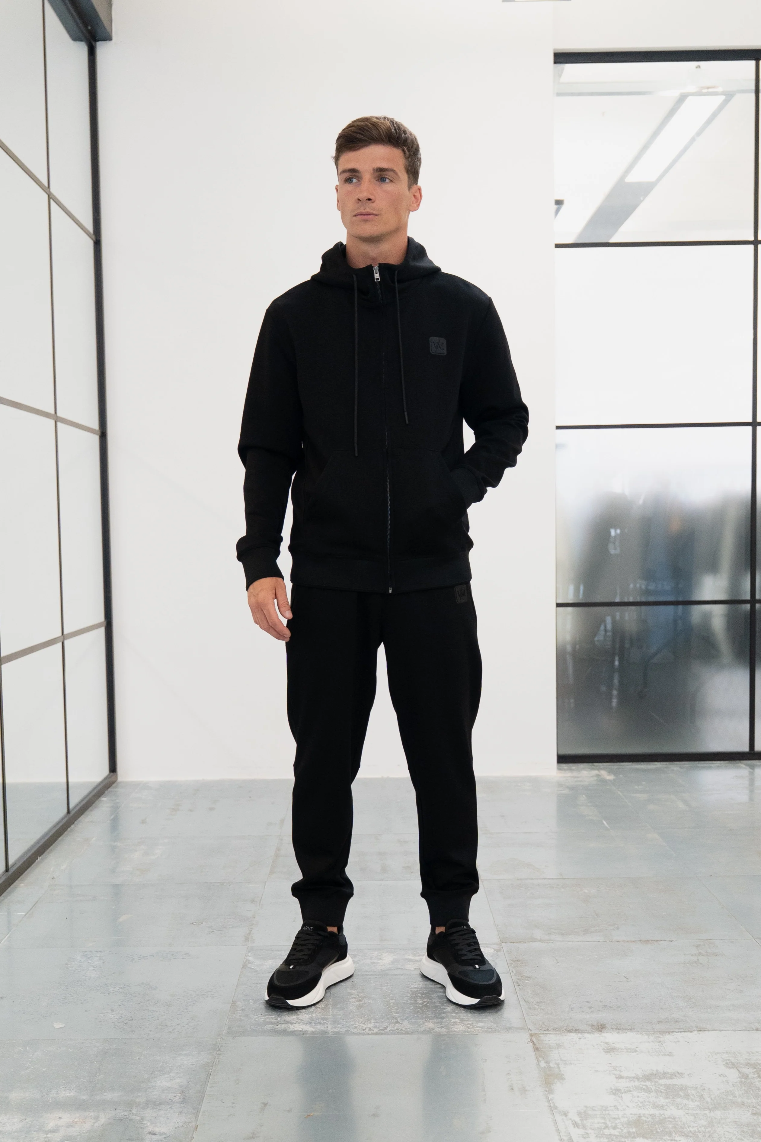LUXE BLACK JOGGER - Image 3