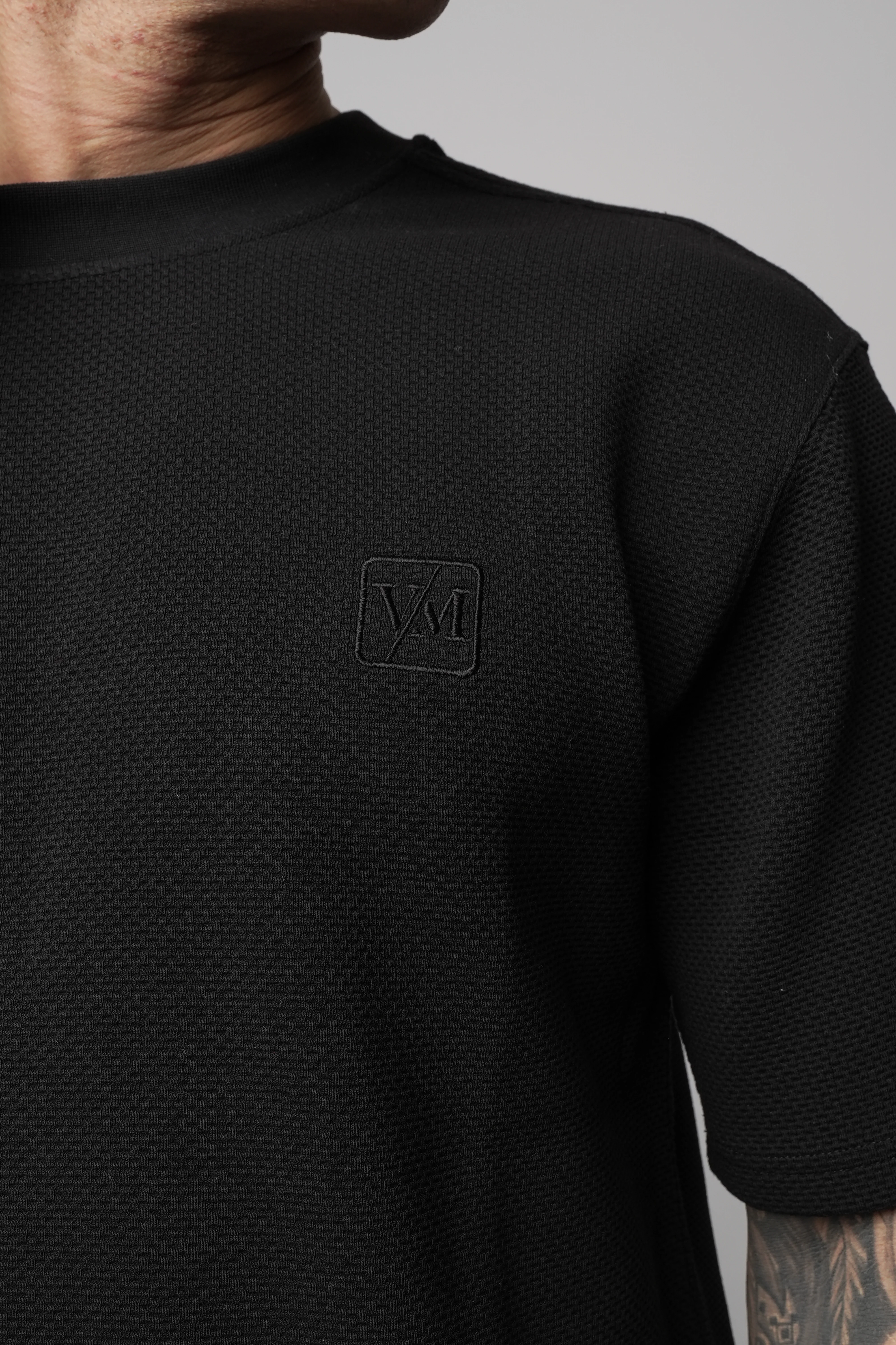 NEMI BLACK TEE - Image 2